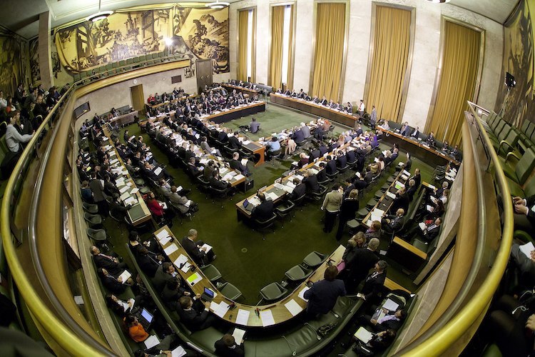 Uma reunião da Conferência sobre Desarmamento em 1979 na Câmara do Conselho do Palácio das Nações, em Genebra, que foi estabelecida pela primeira sessão especial da Assembleia Geral dedicada ao desarmamento (SSOD I). Crédito: UNIDIR.