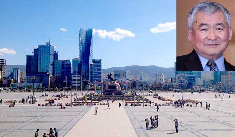 Фото: Доктор Жаргалсайхан Энхсайхан (Кредит: Глобальный фонд мира) на фоне площади Чингис Хаан (Сухэ-Батор) в Улан-Баторе, столице и крупнейшем городе Монголии. Источник: Hostelman 