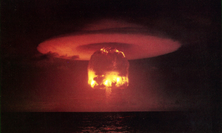 Bild: Die nukleare Kriegsführung ist ein häufiges Thema in Szenarien zum Dritten Weltkrieg. Die Hypothese besagt, dass ein solcher Konflikt zum Aussterben der Menschheit führen würde. Quelle: Wikimedia Commons.