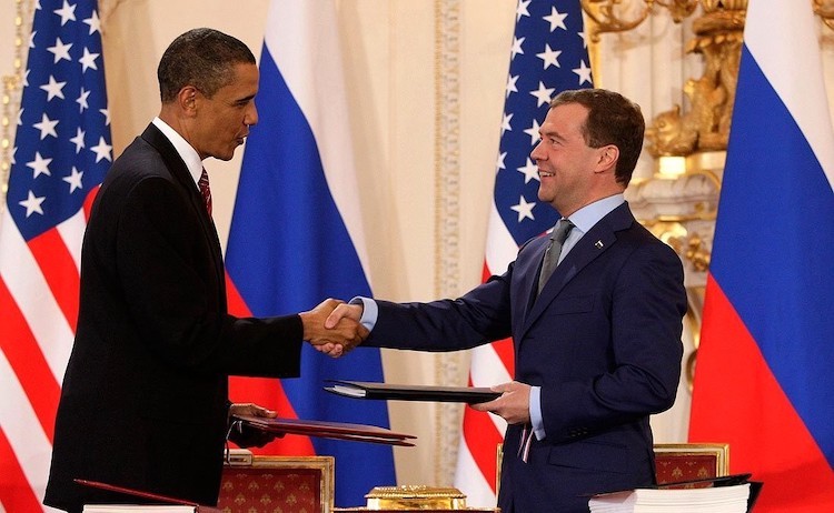 Foto: Il Presidente degli Stati Uniti Barack Obama e il suo omologo russo Dmitry Medvedev dopo la firma a Praga del "New START", l'unico accordo sul controllo degli armamenti ancora in vita. Credito: Cremlino.ru