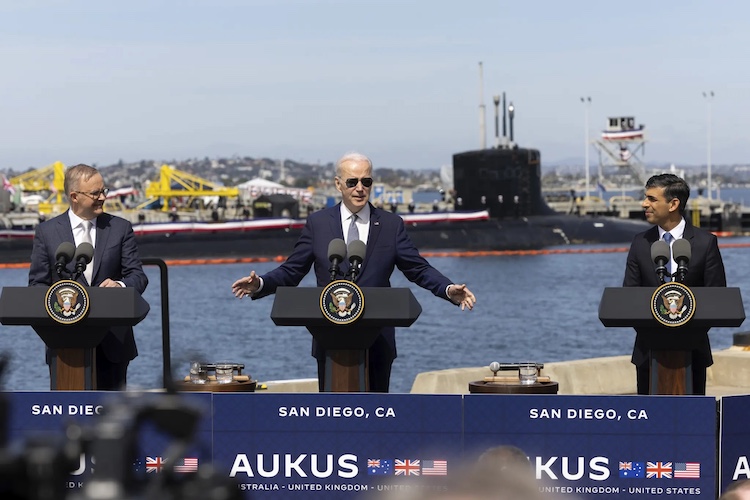 사진 (왼쪽에서 오른쪽으로): 3월 18일 샌디에이고의 포인트 로마 해군기지에서 열린 AUKUS 발표에 참석한 앤서니 알바니즈, 조 바이든, 리시 수낙. 크레딧: 알렉스 엘링하우젠