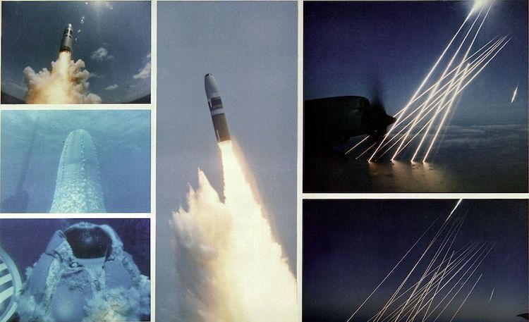 Изображение: Монтаж инертного испытания американской баллистической ракеты Trident SLBM (баллистическая ракета, запускаемая с подводной лодки), начиная с погружения в воду и заканчивая конечной фазой, или фазой входа в атмосферу, нескольких независимо нацеленных ракет-носителей. Источник: Wikimedia Commons