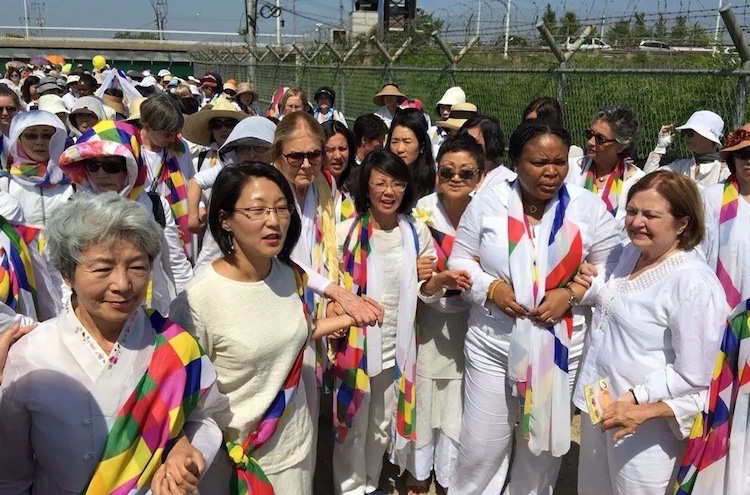 Gloria Steinem, Christine Ahn, Leymah Gbowee und Mairead Maguire waren unter den 30 Friedensstifterinnen, die 2015 die DMZ überquerten. Quelle: Women Cross DMZ.